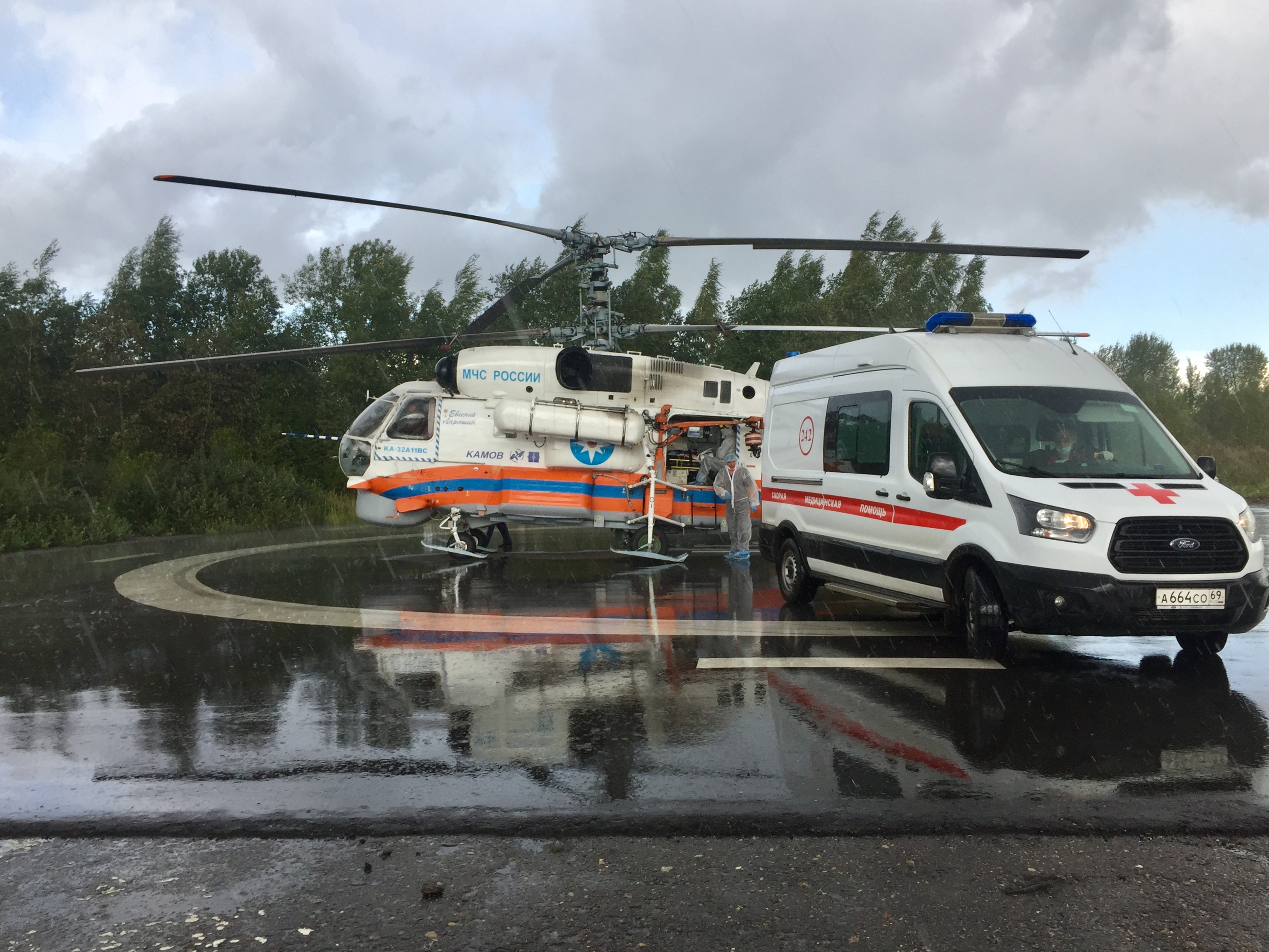 В Тверь вертолетом доставили пострадавшего в ДТП в Оленинском районе