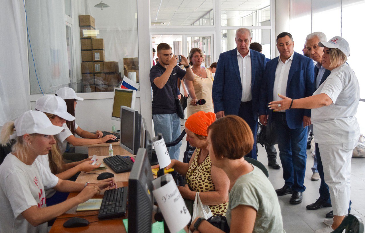 Губернатор Игорь Руденя в Бердянске передал гуманитарную помощь местным жителям от Тверской области 