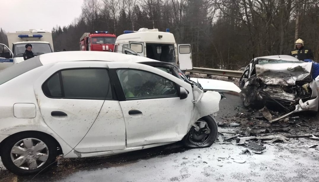 Двое водителей доставлены в больницу после лобового ДТП на трассе М9 в Тверской области