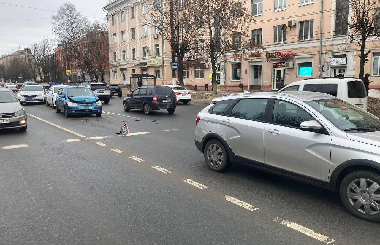 Водитель Hyundai спровоцировал ДТП в Твери, в котором сам и пострадал |  24.01.2023 | Тверь - БезФормата