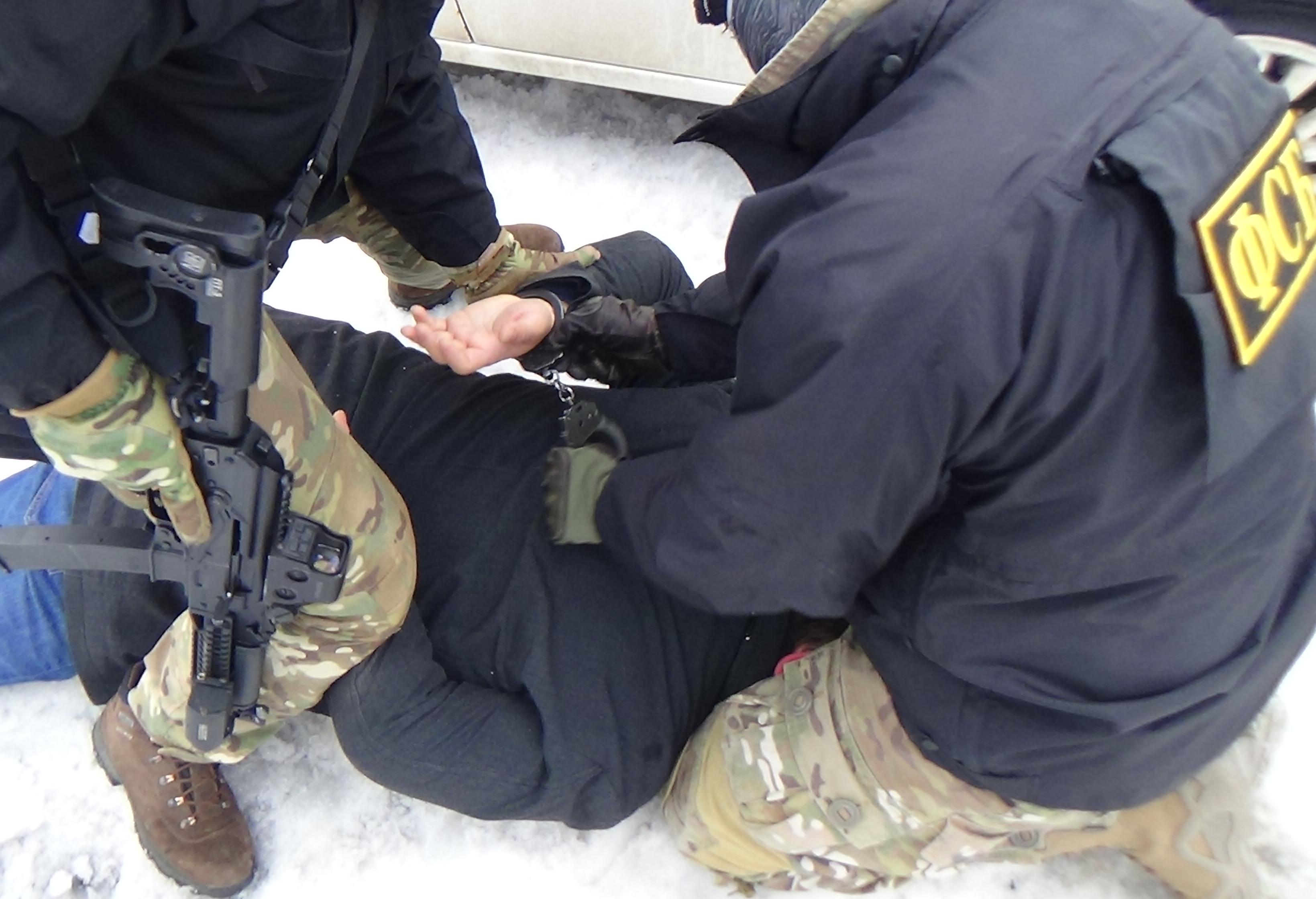 В Твери ФСБ, полиция и спецназ задерживали мужчину, вымогавшего у знакомого 10 млн рублей