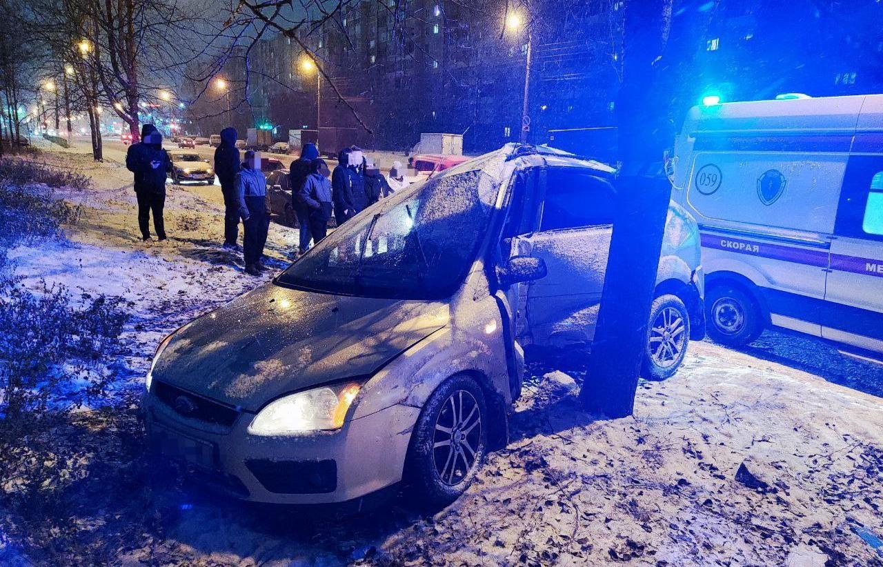 В Твери Ford врезался в дерево