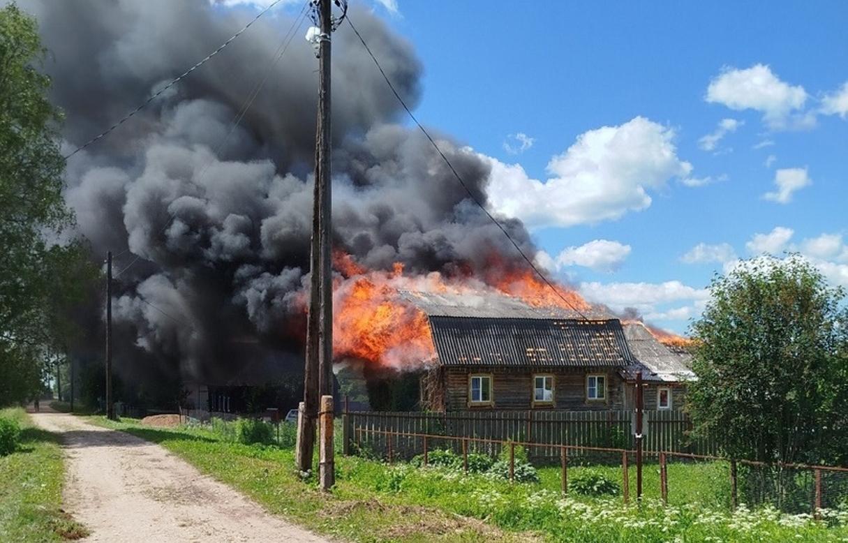 Под Калязином полностью сгорел жилой дом, жильцам собирают помощь – Новости  Твери и городов Тверской области сегодня - Afanasy.biz – Тверские новости.  Новости Твери. Тверь новости. Новости. Новости сегодня. Новости Твери  сегодня.