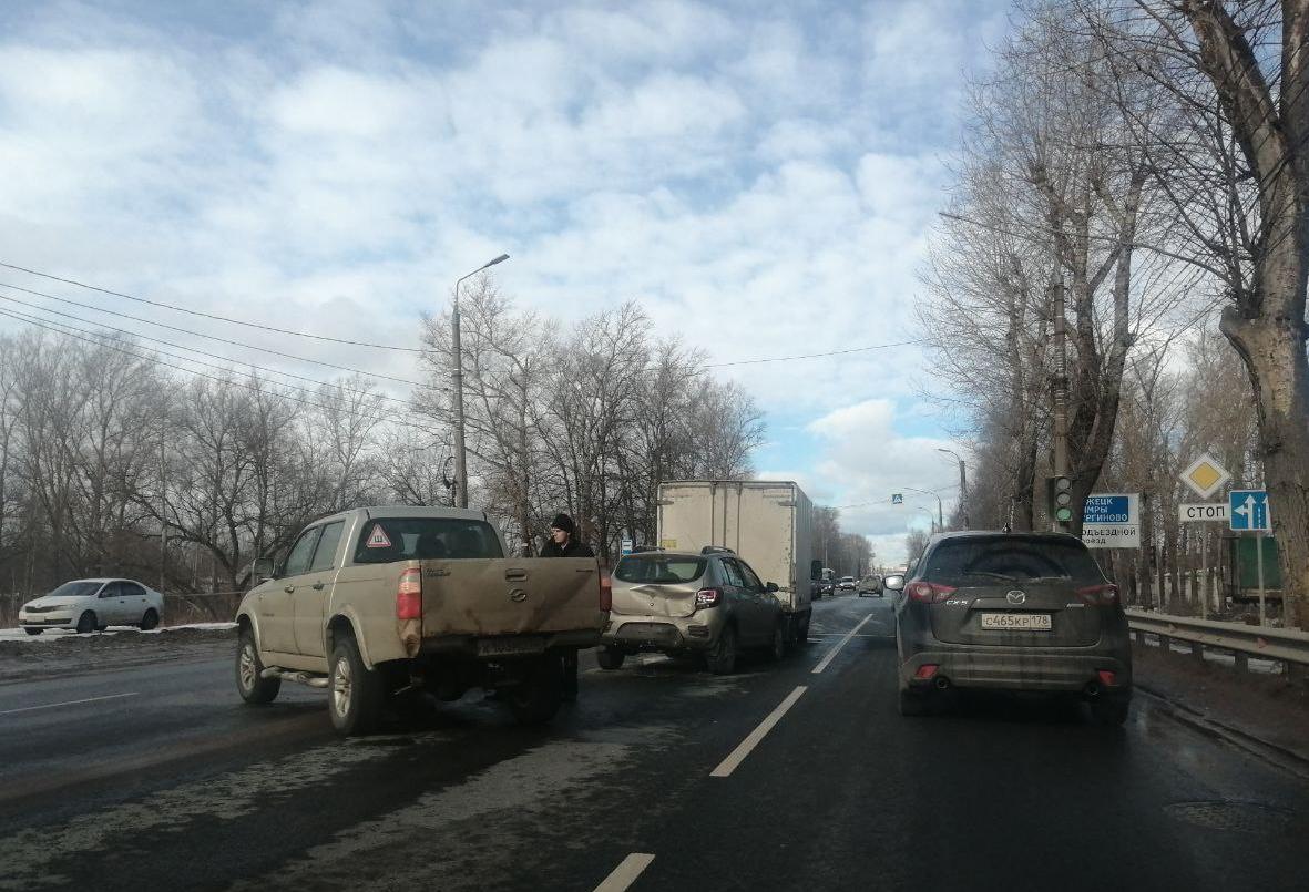 В Твери три столкнувшиеся машины собрали пробку на Московском шоссе