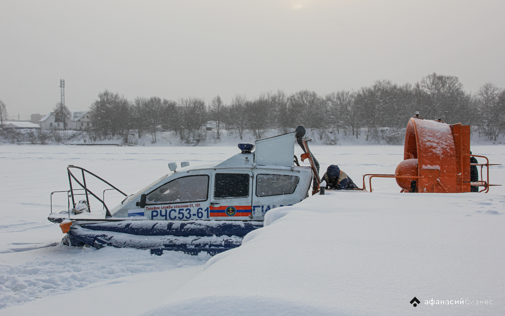 «Машины проваливаются»: спасатели напомнили жителям Тверской области, что лед на водоемах весьма обманчив