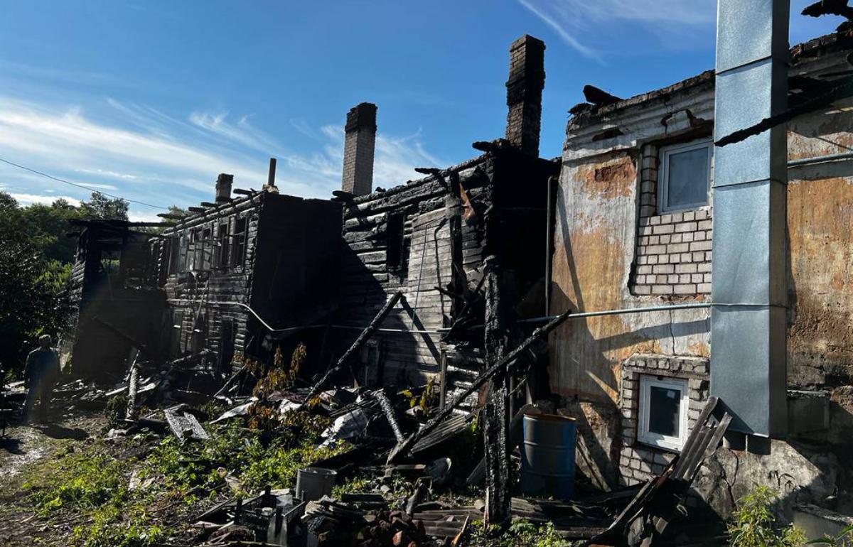 В Торжке Тверской области собирают вещи семье с детьми, которая жила в сгоревшем старинном доме - новости Афанасий