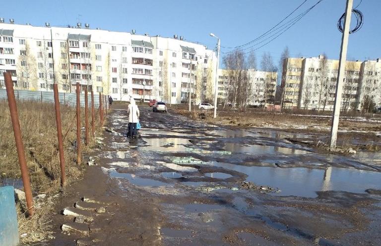 «Как весело живется». Жители Мамулино-3 возмущены состоянием единственной дороги, соединяющей микрорайон с Тверью