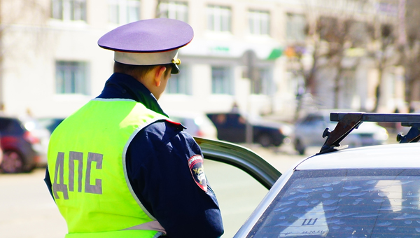 В Тверской области водитель лишился машины после взятки инспектору ГИБДД 