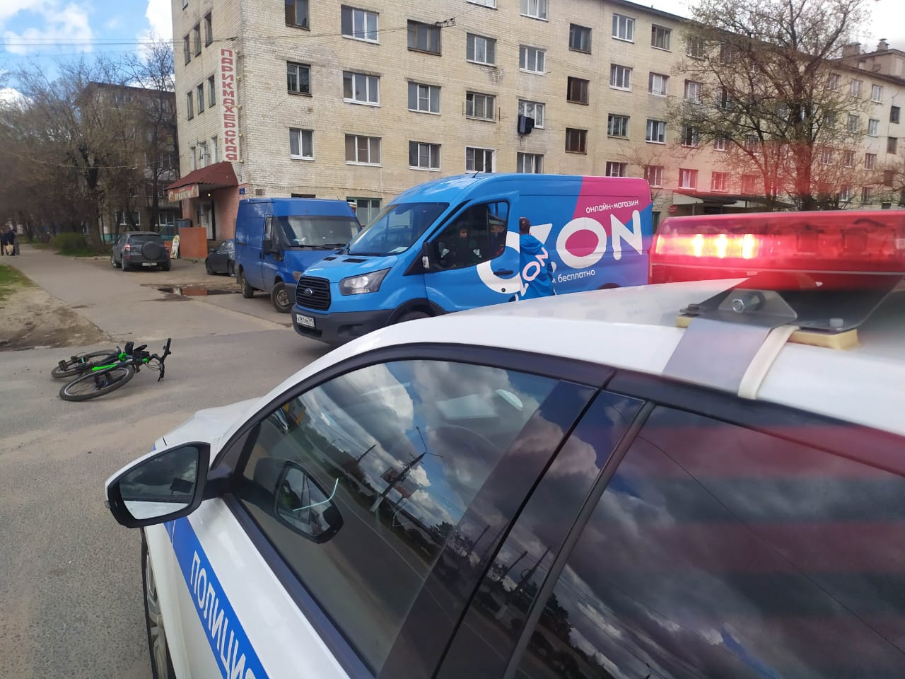 В Твери водитель фургона сбил во дворе дома 12-летнего велосипедиста