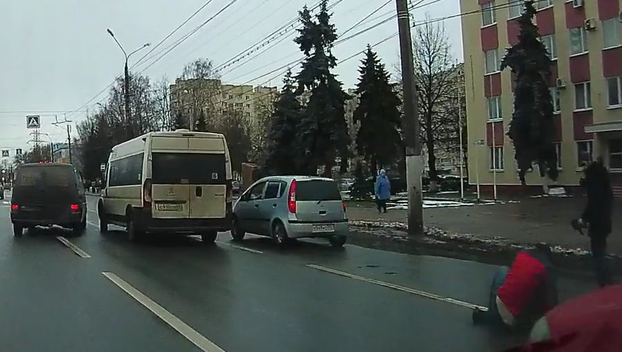 В Твери водитель маршрутки устроил драку на проезжей части