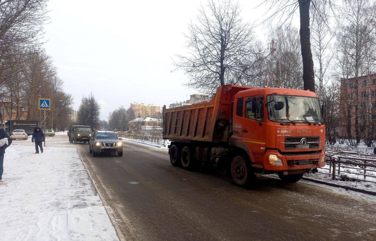 В Твери на улице Хромова под колеса попала девушка