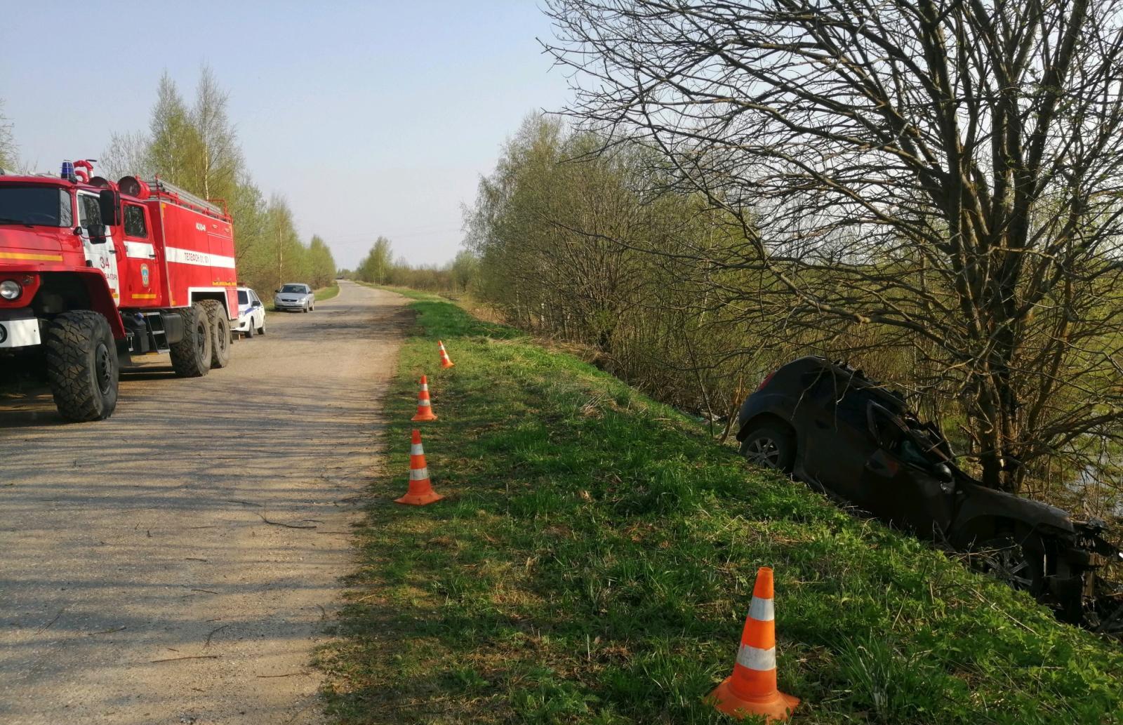 Не пристегнутый ремнем молодой водитель погиб в ДТП на дороге в Тверской  области 13 мая 2021