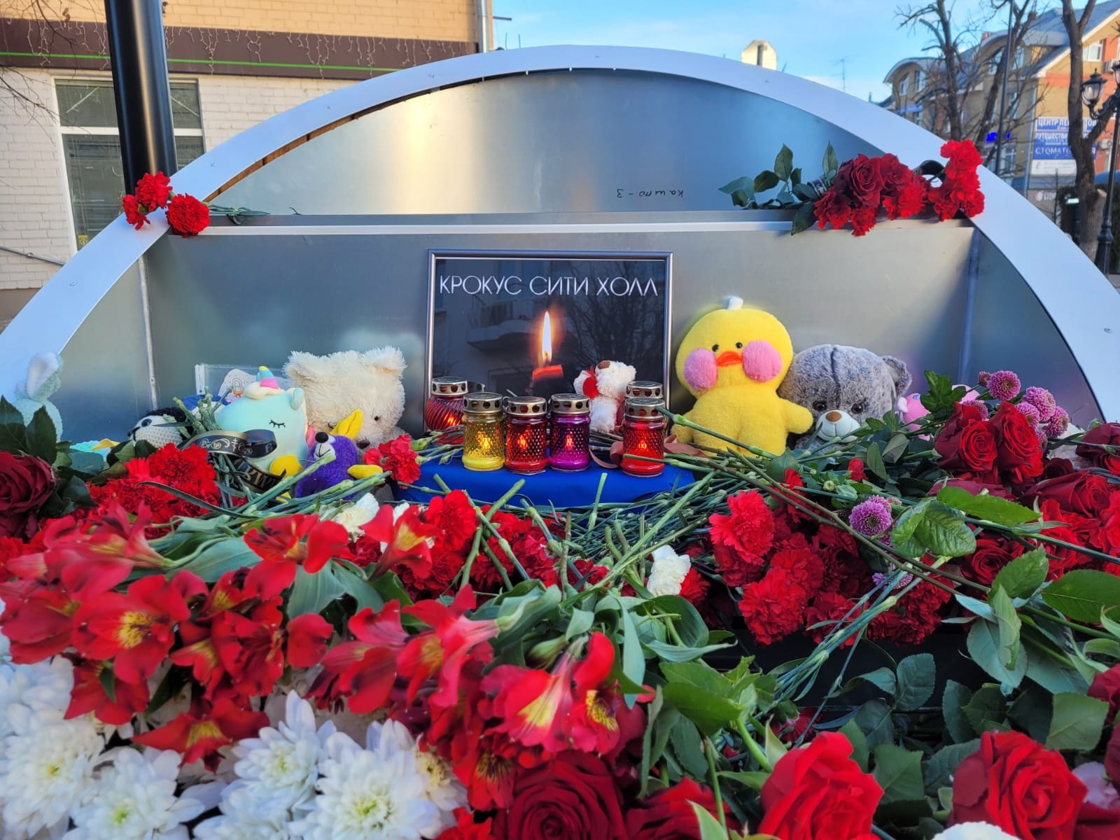 В Твери на Трехсвятской растет стихийный мемориал жертвам теракта в «Крокус Сити Холл»