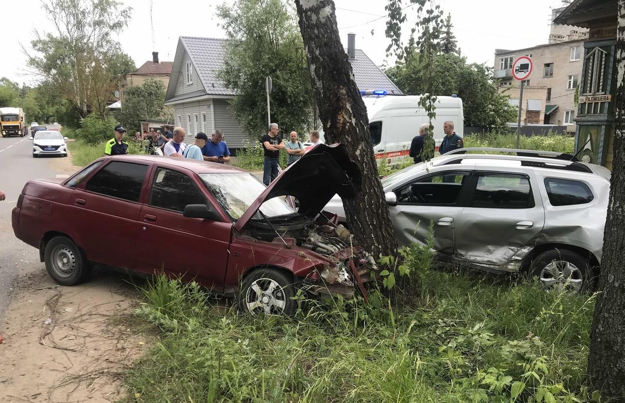 В Кимрах после ДТП на перекрестке автомобили врезались в дерево – Новости  Твери и городов Тверской области сегодня - Afanasy.biz – Тверские новости.  Новости Твери. Тверь новости. Новости. Новости сегодня. Новости Твери