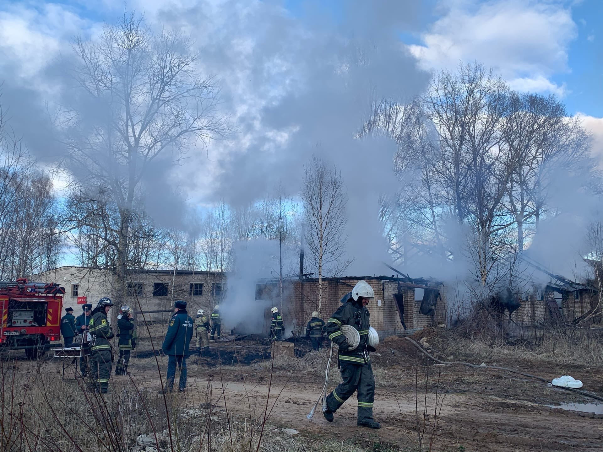 В Твери пожарные тушили горевший на территории бывшей военной части склад