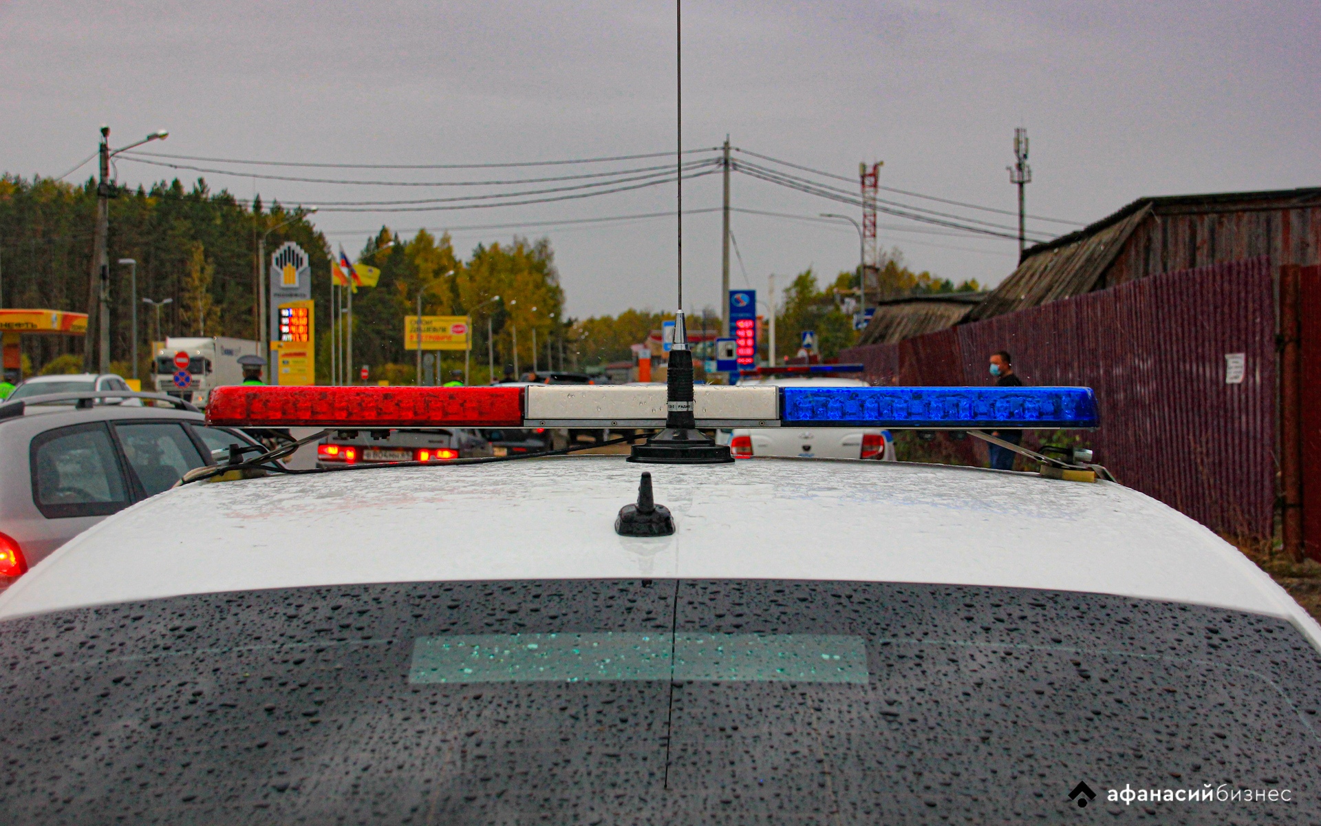 Водитель с признаками опьянения получил травмы в перевернувшейся в Тверской области легковушке