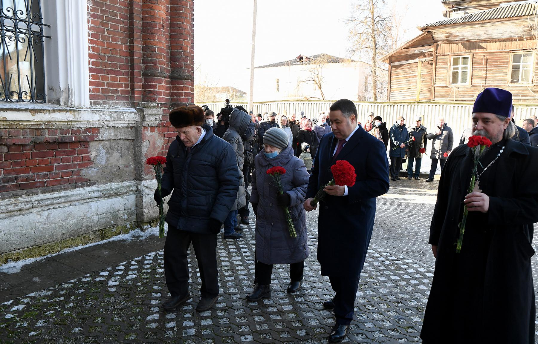 Игорь Руденя возложил цветы к мемориальной доске в Покровском храме в Ржеве