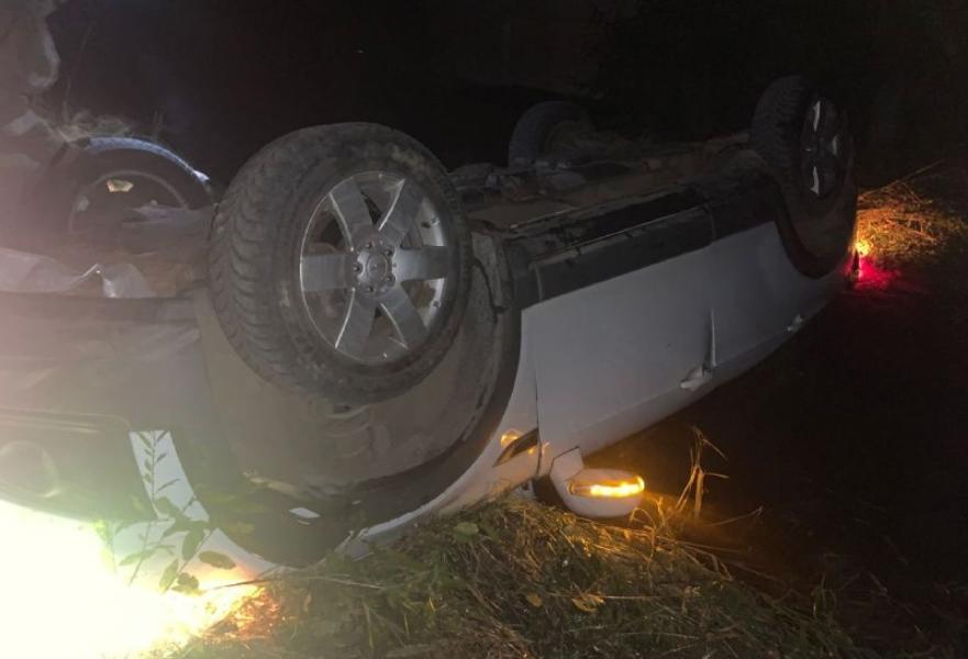 В Тверской области автомобиль упал с дороги в реку, водитель погиб