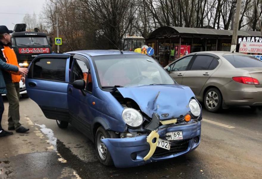 В Твери неопытная девушка-водитель прокусила язык, врезавшись в попутную машину