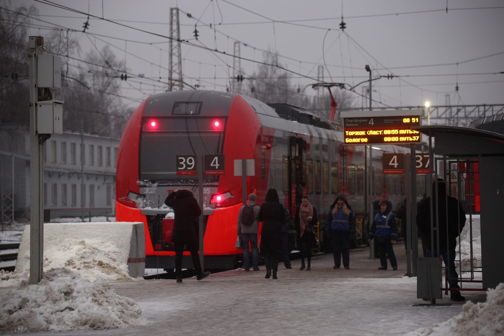 В Тверской области сбитый поездом мужчина выжил 
