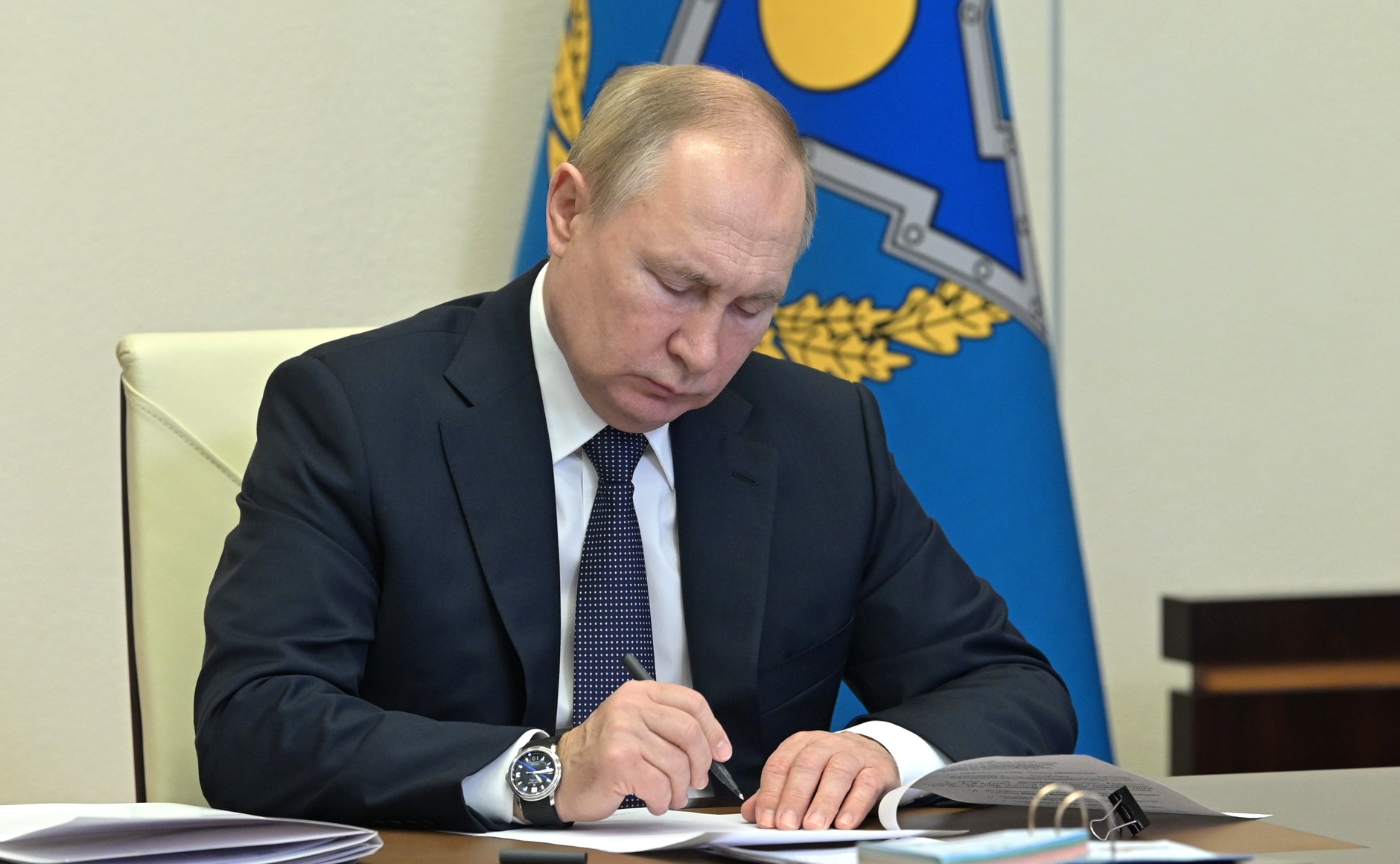 Путин поручил повысить пенсии еще раз 