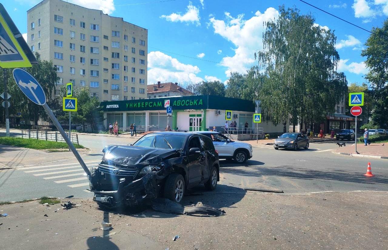 Два человека пострадали в ДТП на бульваре Шмидта в Твери, где Toyota  врезалась в дорожный знак – Новости Твери и городов Тверской области  сегодня - Afanasy.biz – Тверские новости. Новости Твери. Тверь