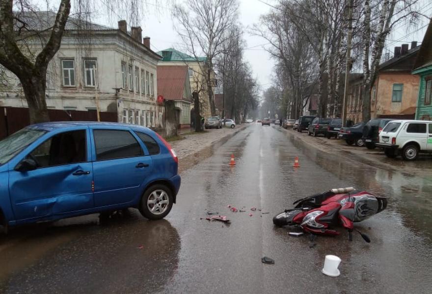 Мотоциклист получил травмы в столкновении с легковушкой в Тверской области