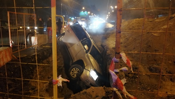 В Твери автомобиль упал в раскопанную теплотрассу