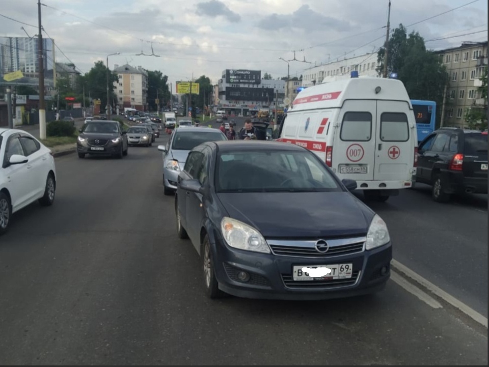 Два водителя и пешеход получили травмы в ДТП на "Южном мосту" в Твери