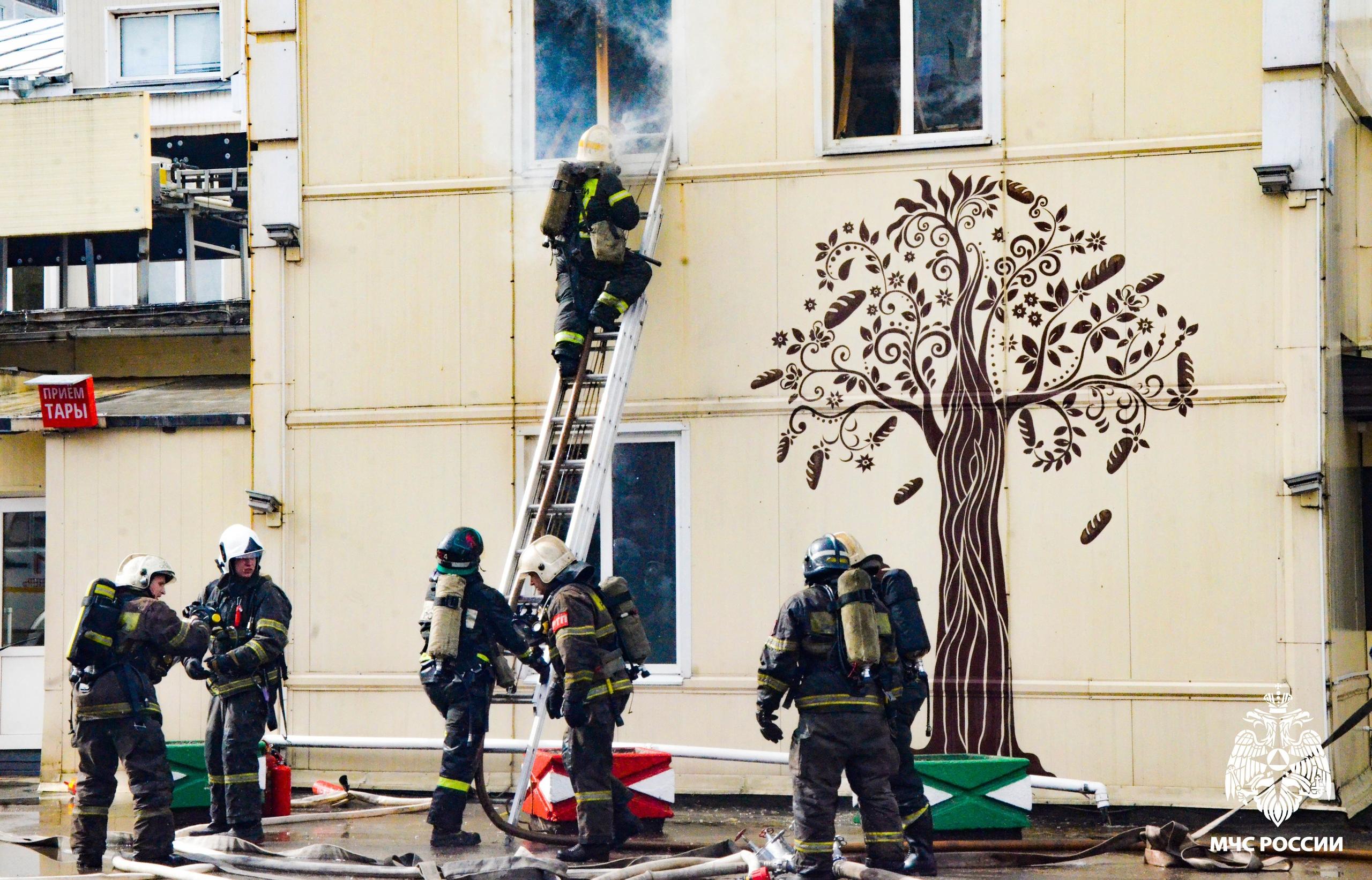 Появились фото тушения пожара на ЗАО «Хлеб» в Твери
