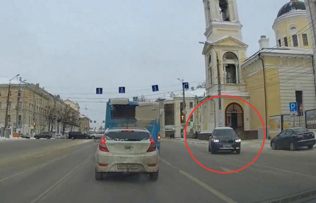 Водителя, проехавшего на Тверском проспекте в Твери по встречной полосе, оштрафовали