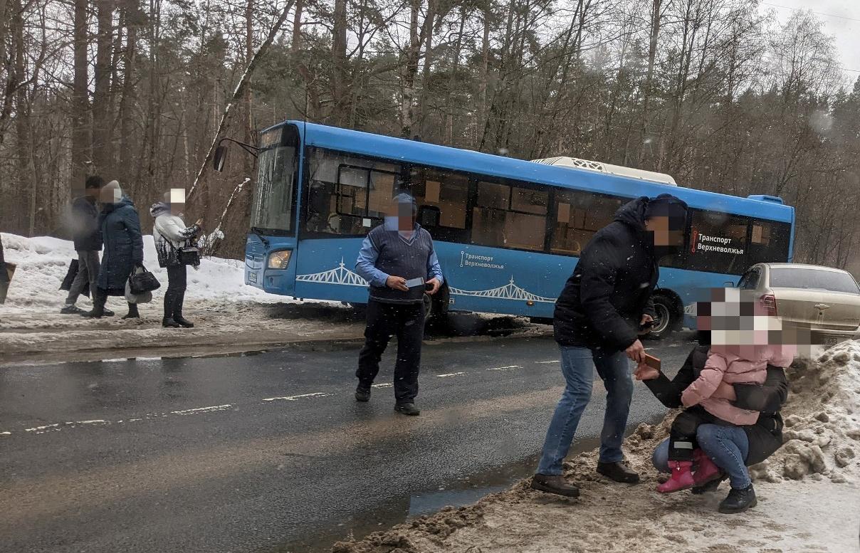 В Твери на Сахаровском шоссе столкнулись автобус и легковушка | 04.03.2023  | Тверь - БезФормата