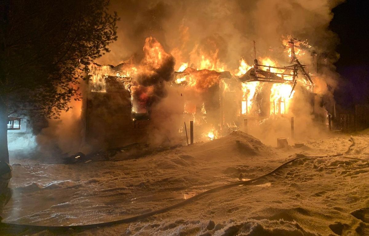 В Тверской области из-за оставленного без присмотра электроприбора сгорел дом