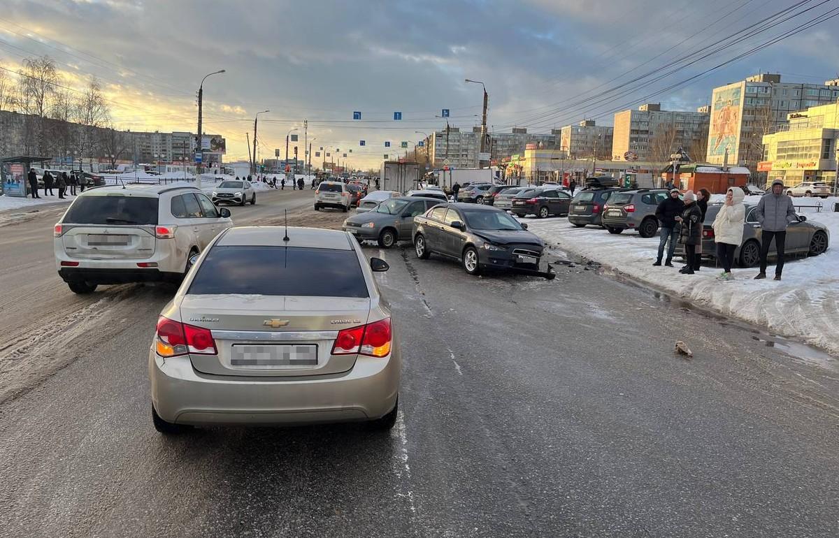 В Твери в микрорайоне Южный столкнулись четыре автомобиля | 13.03.2023 |  Тверь - БезФормата