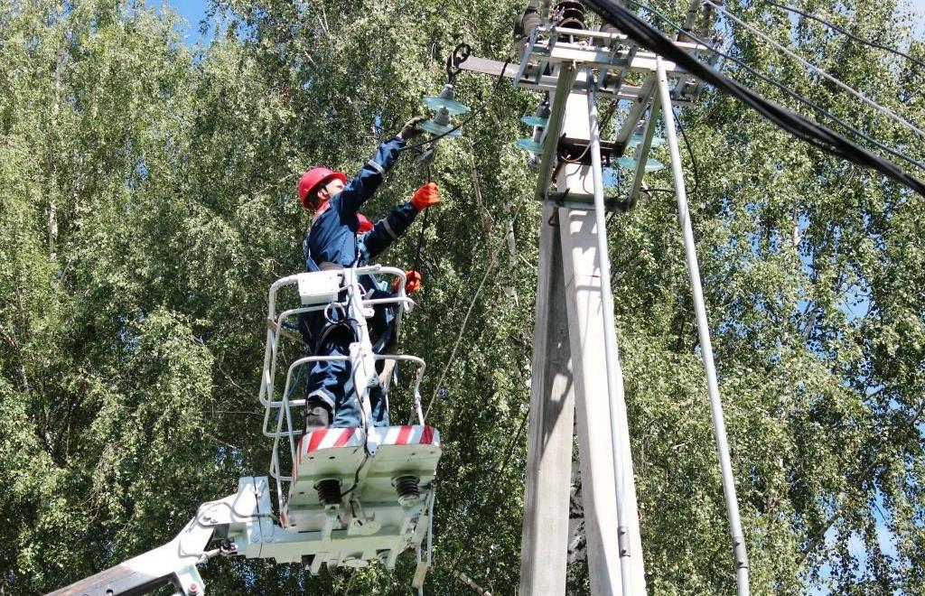 Тверьэнерго повышает надежность электросетевого комплекса Калининского района в преддверии зимнего пика климатических нагрузок - новости Афанасий