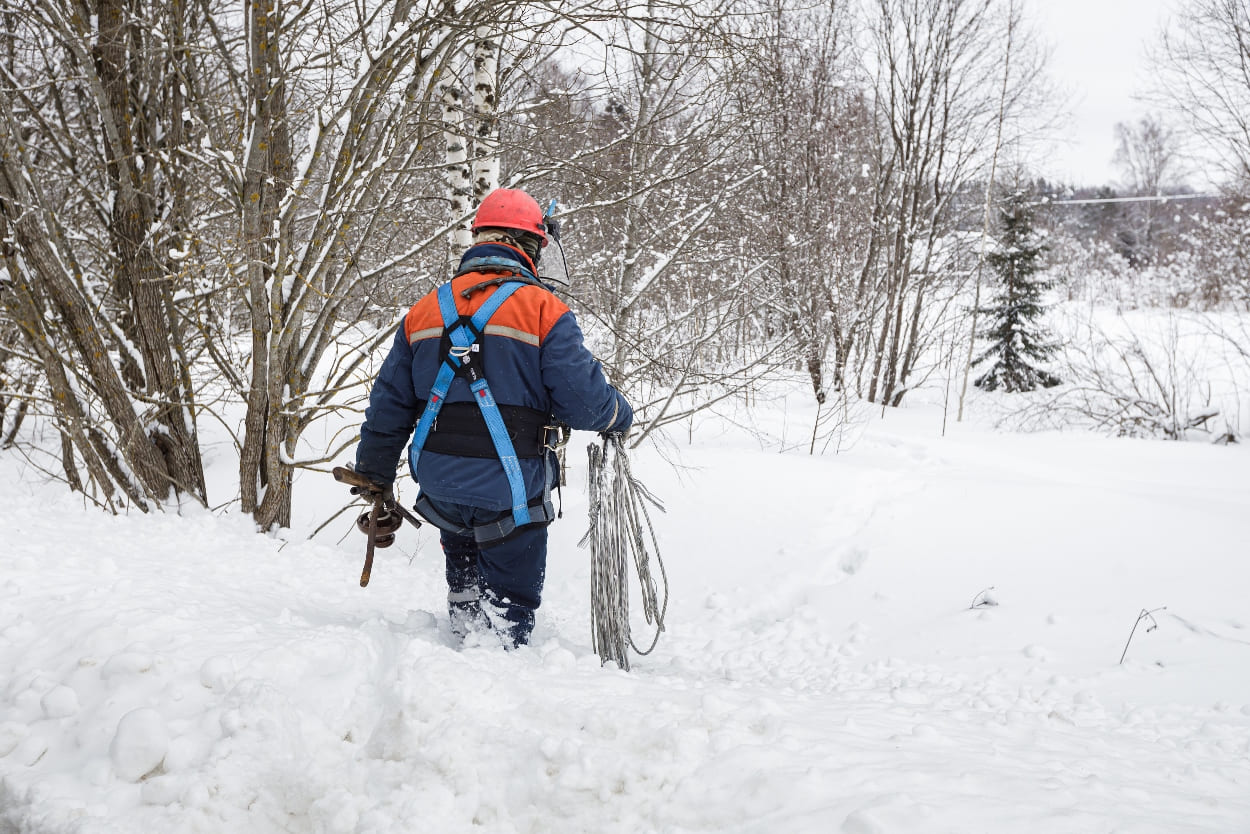 Работники «Тверьэнерго» ликвидируют последствия снегопада в Тверской области