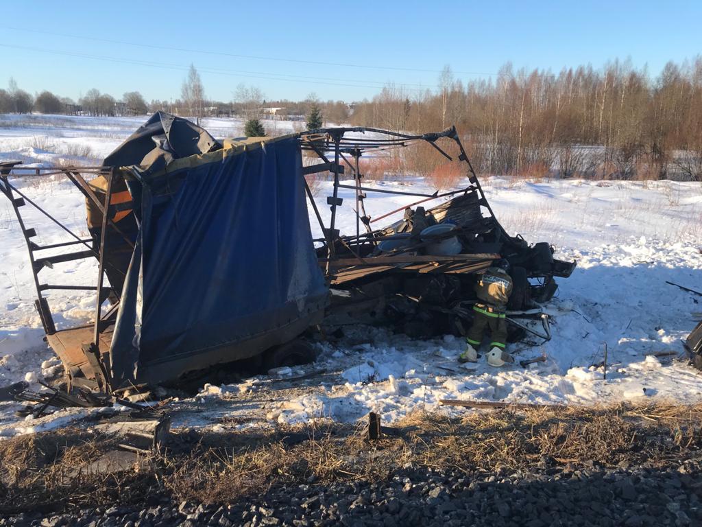 В Тверской области проводят проверку после ДТП с поездом и грузовиком, в котором погиб водитель