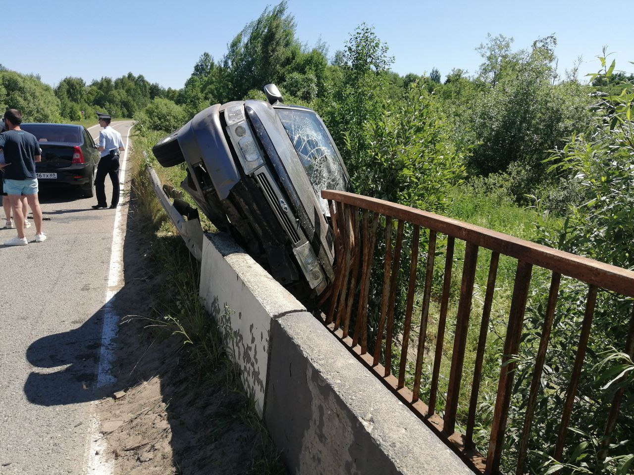Автомобиль чуть не вылетел с моста на дороге в Тверской области 