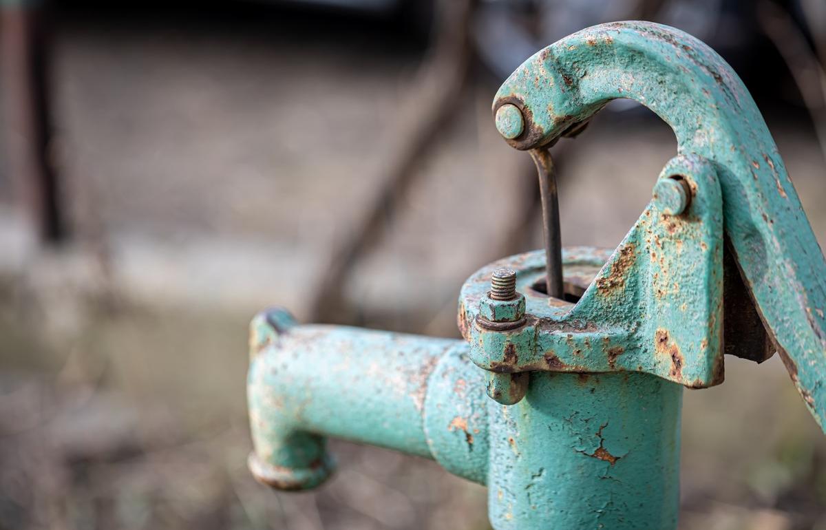В Западной Двине по просьбам жителей демонтированную водозаборную колонку вернули на место