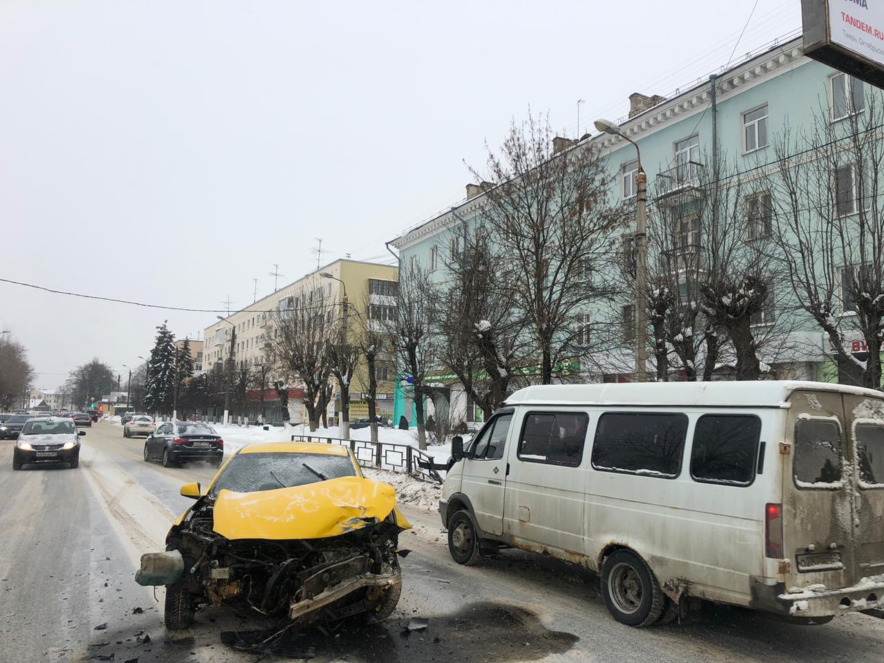 В столкновении такси и фургона в центре Твери пострадал один человек