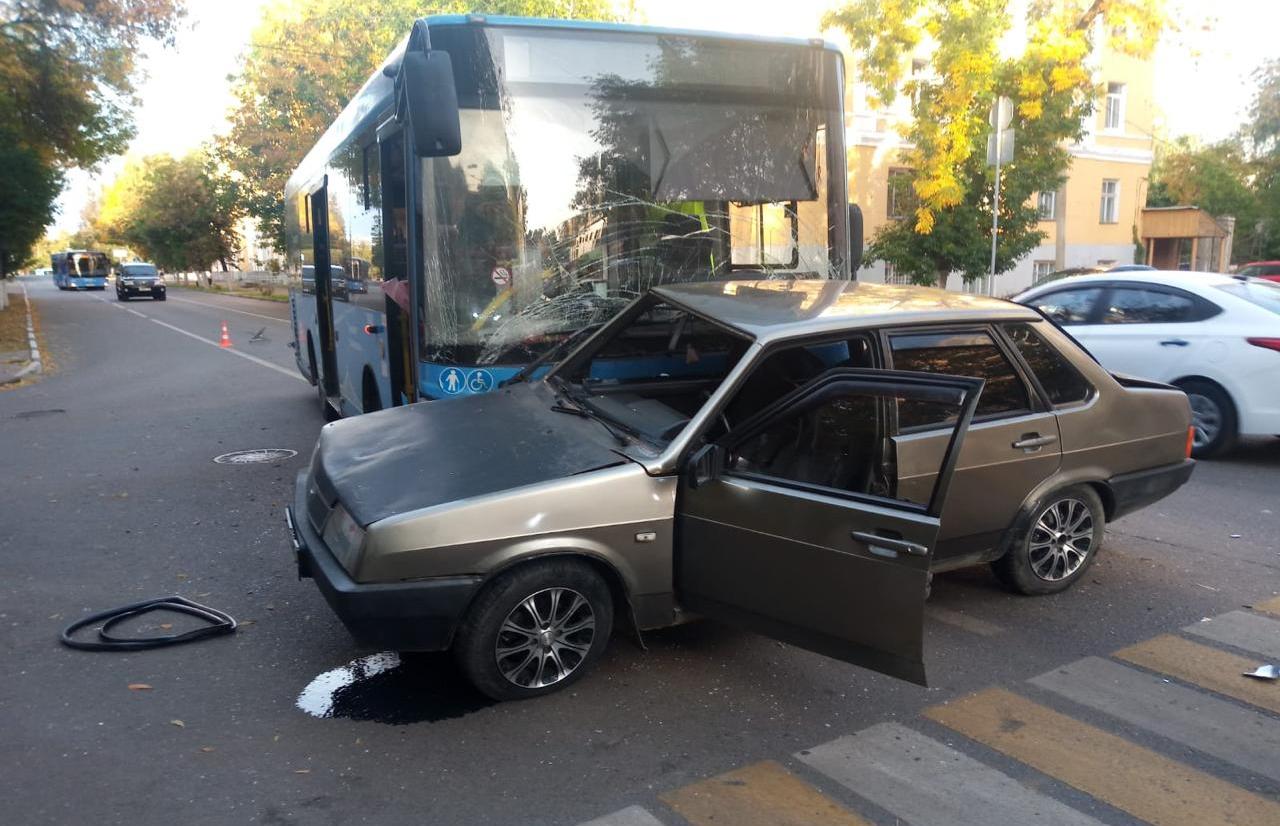 Пассажирский автобус и ВАЗ столкнулись в Твери