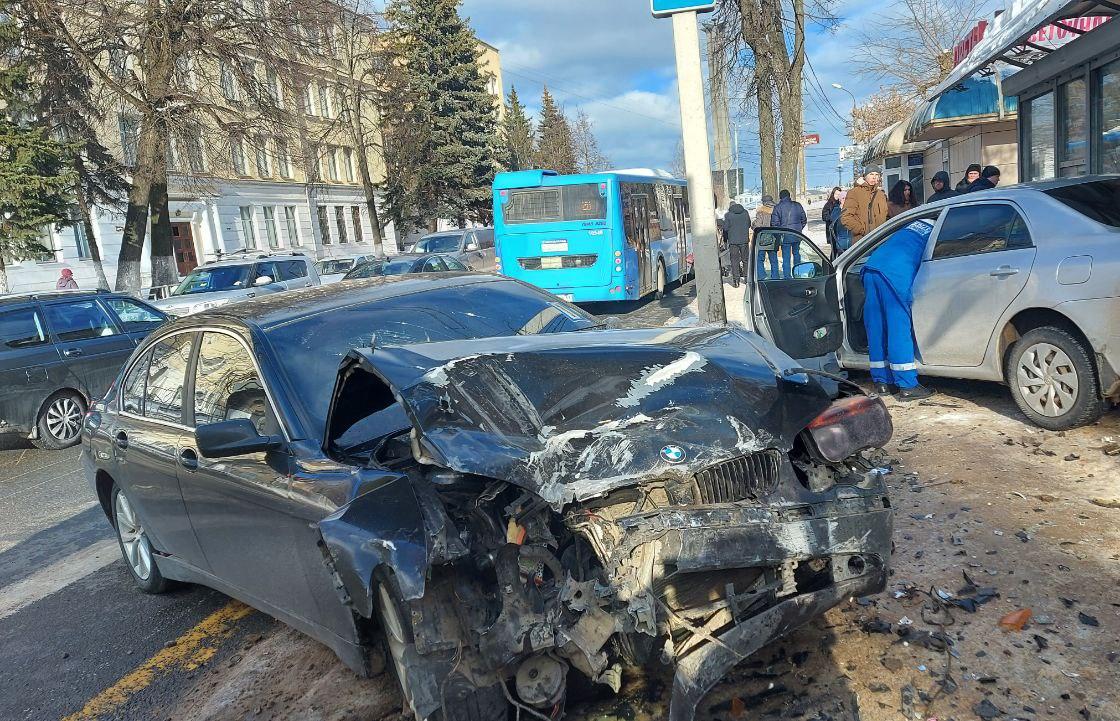 В Твери у бывшего здания СВУ на остановку после ДТП вылетели два автомобиля  – Новости Твери и городов Тверской области сегодня - Afanasy.biz – Тверские  новости. Новости Твери. Тверь новости. Новости. Новости