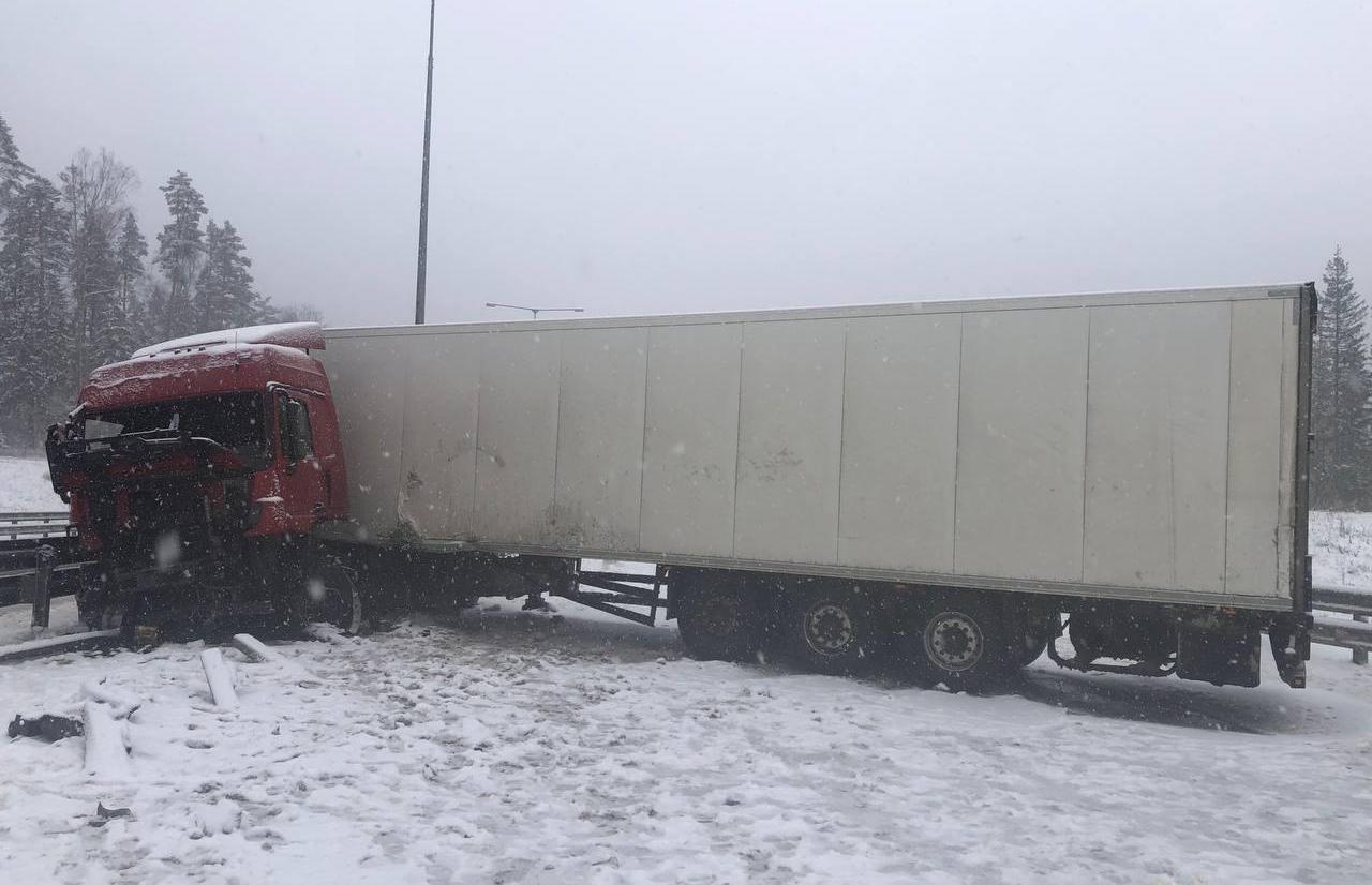 В смертельном ДТП на М11 под Бологое погиб водитель фуры | 16.11.2022 |  Тверь - БезФормата