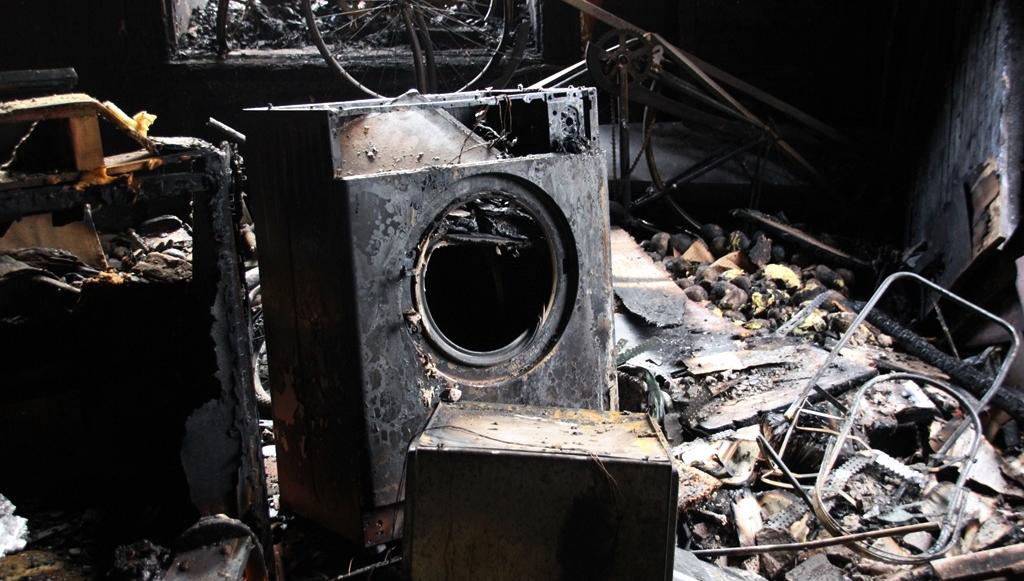 Обследование горевшего дома в Морозовском городке пока не завершено 