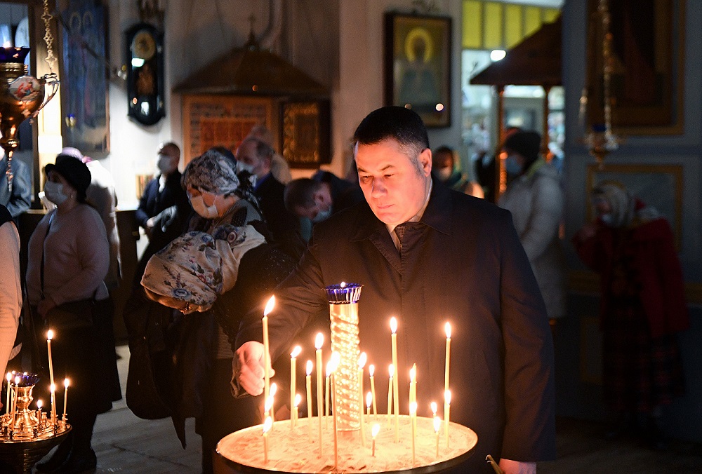 Игорь Руденя побывал на службе в честь Благовещения в Скорбященской церкви