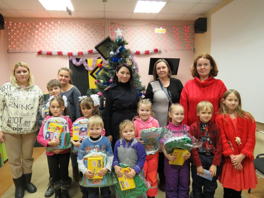 Полицейский Дед Мороз поздравил детей из реабилитационного центра в Твери - новости Афанасий