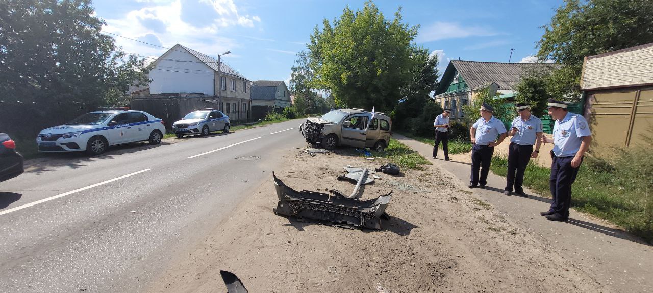 В Твери автомобиль снес дорожный знак, водитель пострадал 