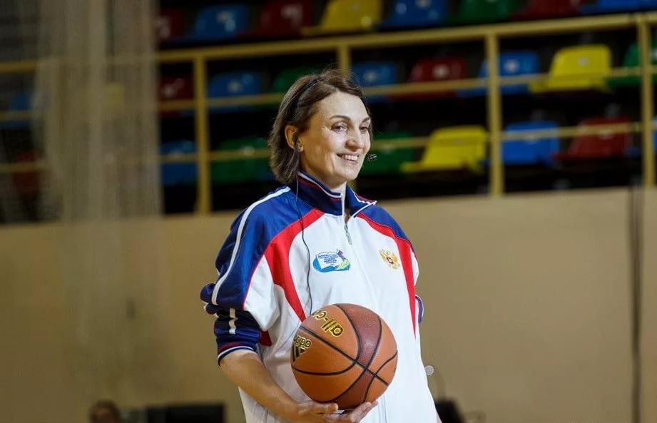 Олимпийская чемпионка Светлана Антипова вручила медали победителям чемпионата «КЭС-БАСКЕТ» в Твери