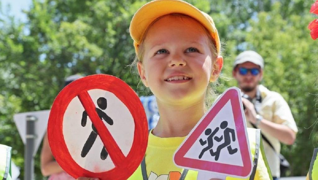 Жителей Верхневолжья приглашают принять участие во Всероссийском конкурсе детского рисунка «Мой папа и я за безопасные дороги»