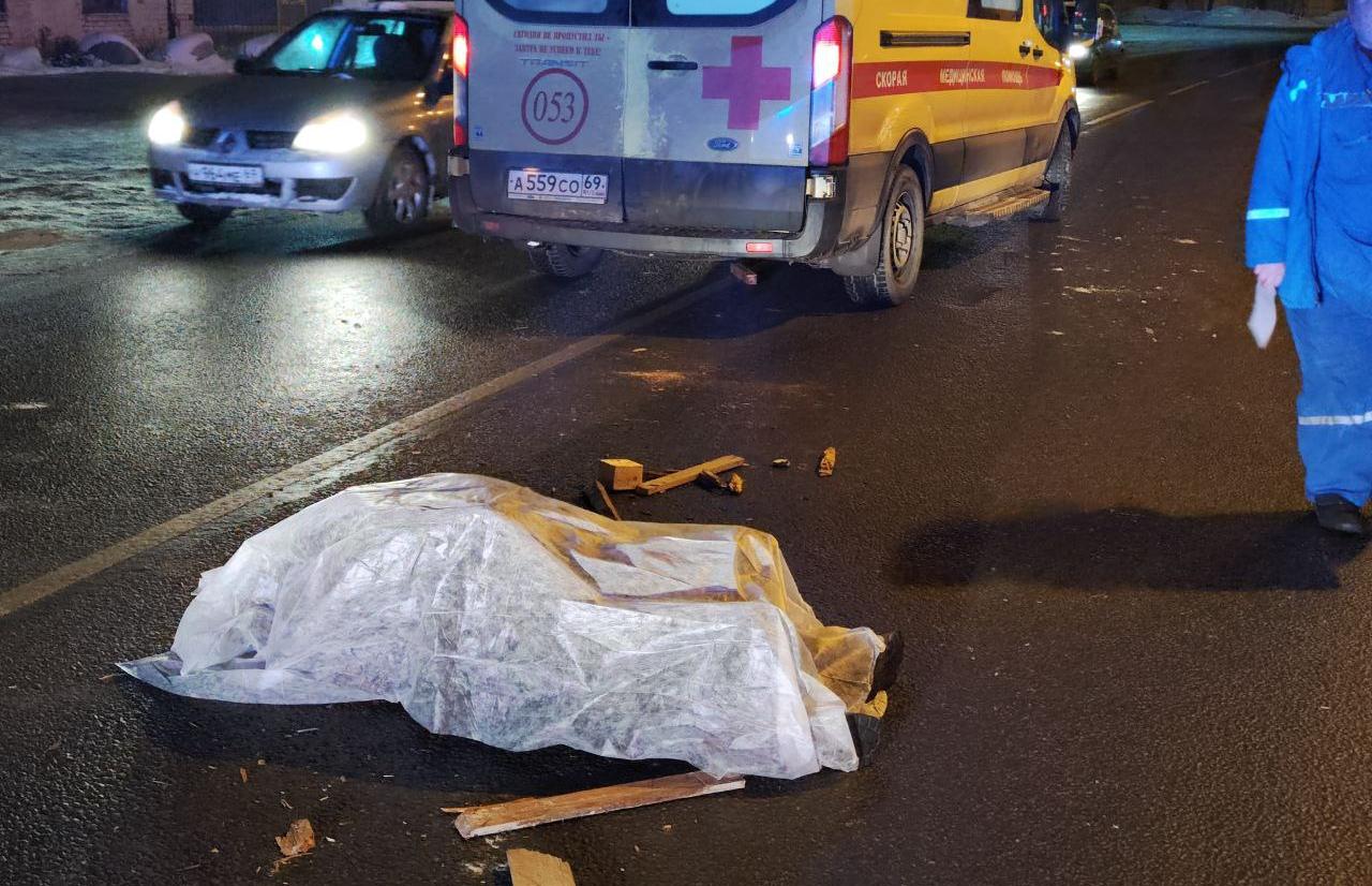 В Твери на Старицком шоссе экскаватор насмерть сбил пешехода